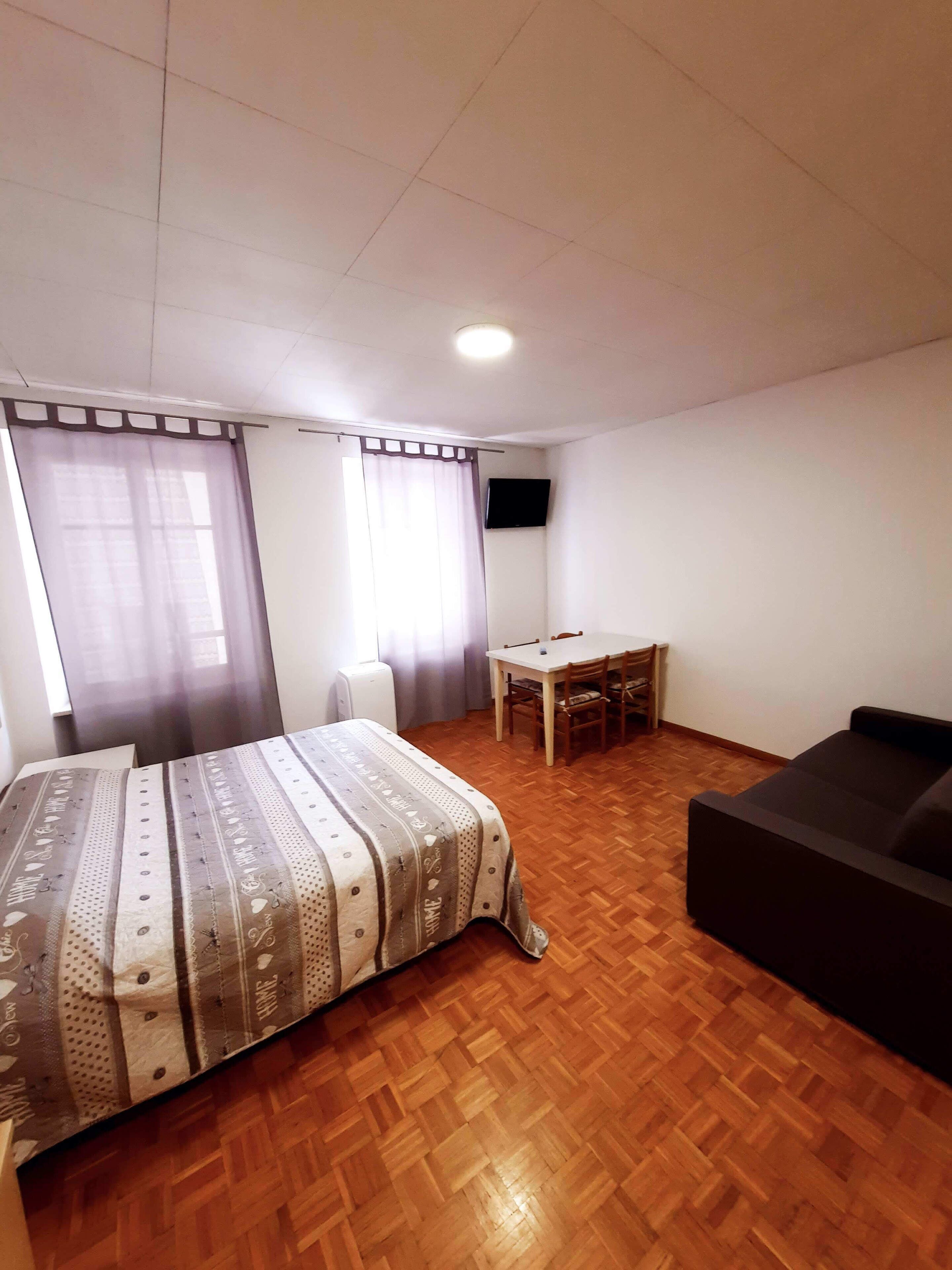 2 chambres, fer et planche à repasser, Wi-Fi, draps fournis