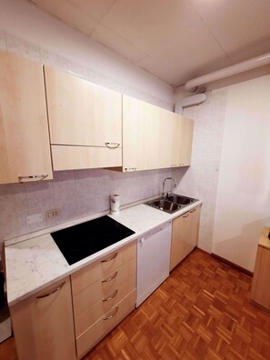 Fridge, microwave, dishwasher, coffee/tea maker