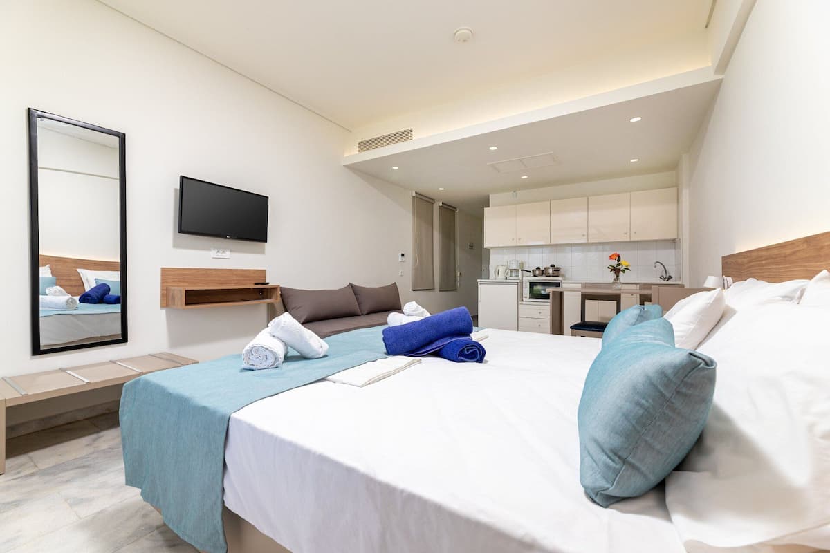 1 habitación, caja de seguridad en la habitación y escritorio