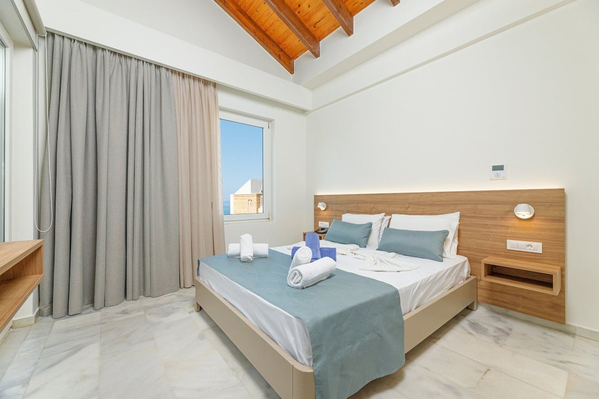 1 habitación, caja de seguridad en la habitación y escritorio