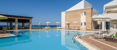 Piscine extérieure (ouverte en saison), parasols de plage