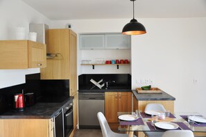 Fridge, oven, stovetop, dishwasher