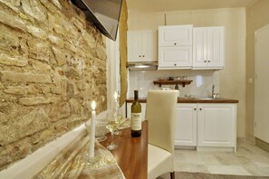 Monolocale Deluxe, 1 letto matrimoniale | Cucina privata | Frigorifero, piano cottura, macchina per tè/caffè, bollitore elettrico