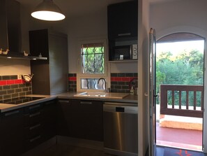 Réfrigérateur, four à micro-ondes, un four, surface de cuisson