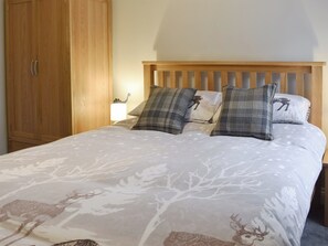 3 bedrooms, travel crib, free WiFi, bed sheets