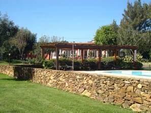 Outdoor pool - Typical alentejan cottage in the countryside, with communal pool. (santiago do cacem)