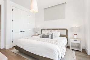 7 slaapkamers, een bureau, een strijkplank/strijkijzer, reisbedje