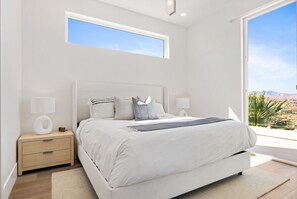 7 chambres, bureau, fer et planche à repasser, lit de bébé portatif