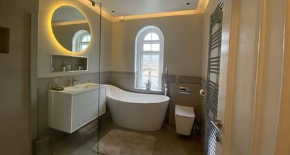 Beautiful, Boutique, Period Victorian London house,- 8 miles into Central London