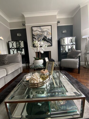 Beautiful, Boutique, Period Victorian London house,- 8 miles into Central London