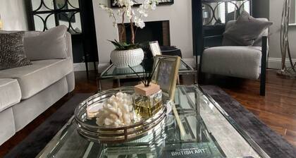 Beautiful, Boutique, Period Victorian London house,- 8 miles into Central London