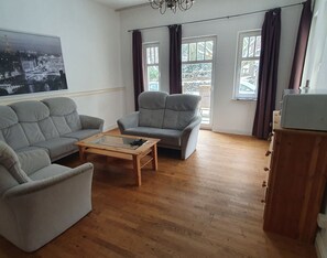 Standard-Apartment | Wohnbereich | 40-Zoll-Flachbildfernseher mit Kabelempfang, Fernseher