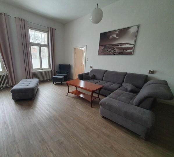 City-Apartment | Wohnbereich | 40-Zoll-Flachbildfernseher mit Kabelempfang, Fernseher