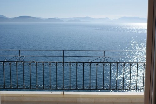 Sunrise 3 Apartment - Beautifully Located Air Conditioned 1 Bedroom Above Beach