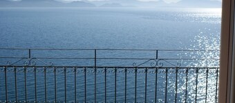 Sunrise 3 Apartment - Beautifully Located Air Conditioned 1 Bedroom Above Beach