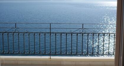 Sunrise 3 Apartment - Beautifully Located Air Conditioned 1 Bedroom Above Beach