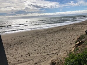 Una spiaggia nelle vicinanze