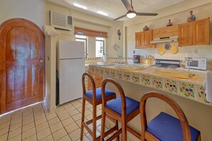 Geladeira, micro-ondas, fogão, cooktop