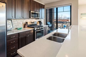 Fridge, microwave, oven, stovetop - Downtown, Waterfront, Marina - Sandcreek Lofts (Sandpoint)