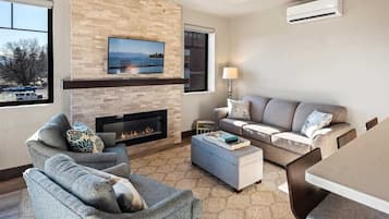 Smart TV, chimenea y oficina