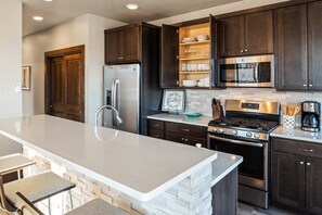 Een koelkast, een microgolfoven, een oven, een kookplaat