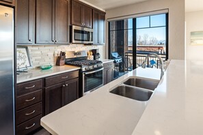 Fridge, microwave, oven, stovetop - Downtown Living, Waterfront & Marina, Sandcreek Lofts (Sandpoint)