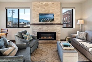 Smart-TV, Kamin, Arbeitsbereiche