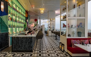2 bars/lounges, poolside bar - Radisson Dubai Damac Hills (Dubai)