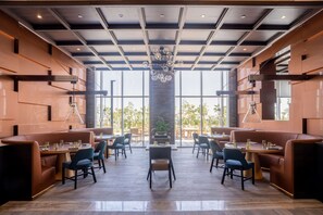 Restaurant - Radisson Dubai Damac Hills (Dubai)