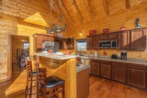 Kylskåp, mikrovågsugn, ugn och spishäll