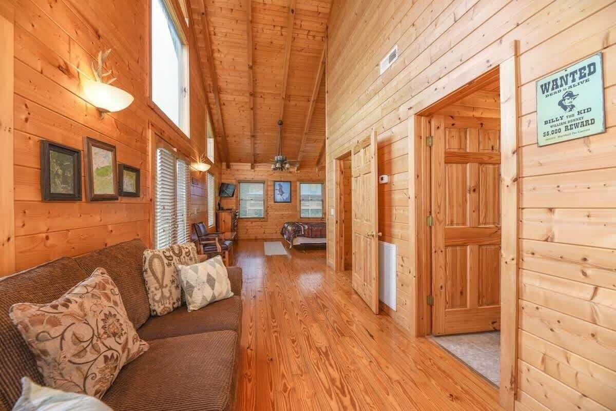 Televisión, chimenea, videojuegos y oficina 