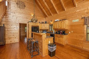 Kylskåp, mikrovågsugn, ugn och spishäll