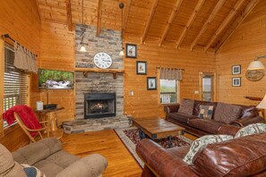 Una televisión, una chimenea, videojuegos, una oficina