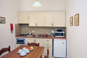 Frigorifero, microonde, bollitore elettrico, tostapane