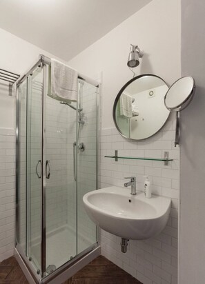 Shower, rainfall showerhead, free toiletries, hair dryer
