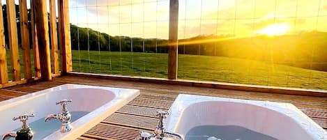 Ferienhaus | Badezimmer | Badewanne und Dusche (separat), Komfortbadewanne, Haartrockner