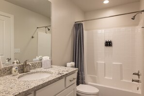 Combined shower/bathtub, hair dryer, towels