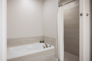 Combined shower/tub, hair dryer, towels