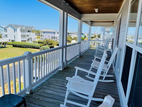 Holden' A Full House 4 Bedroom Home by RedAwning