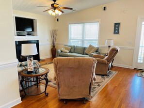 Ferienhaus, 4 Schlafzimmer | Wohnbereich | Fernseher