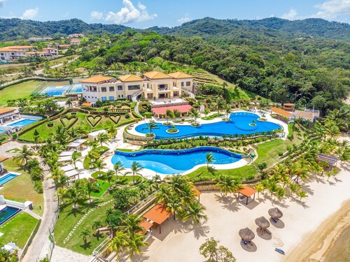 Pristine Bay 1003 3 Bedroom Home by RedAwning