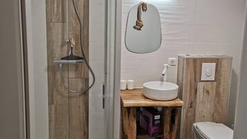 Douche, sĂšche-cheveux, serviettes fournies