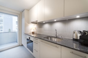Apartamento conforto | Cozinha privada | Geladeira grande, fogão, cooktop, lava-louças