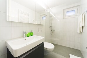 Comfort Apartment | Bathroom sink - RELOC Serviced Apartments Wallisellen 36 (Wallisellen)