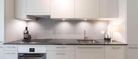 Estudio | Cocina privada | Frigorífico grande, horno, placa de cocina y lavavajillas