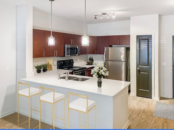 Mikroaaltouuni, astianpesukone, keittoastiat/astiat/ruokailuvälineet