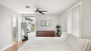 A bedroom with a bed, a ceiling fan, a dresser, and a window with blinds. - 3/2 10 min Downtown Near Restaurants, Pet-Friendly (Austin)