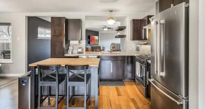 3/2 10 min Downtown Near Restaurants, Pet-Friendly