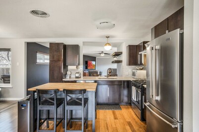 3/2 10 min Downtown Near Restaurants, Pet-Friendly