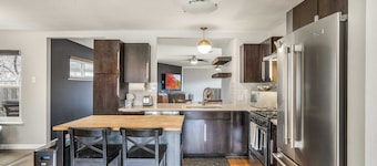 3/2 10 min Downtown Near Restaurants, Pet-Friendly